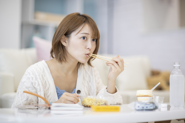 ほうれい線対策によく噛むと効果的？気をつけたい食べ方のポイント